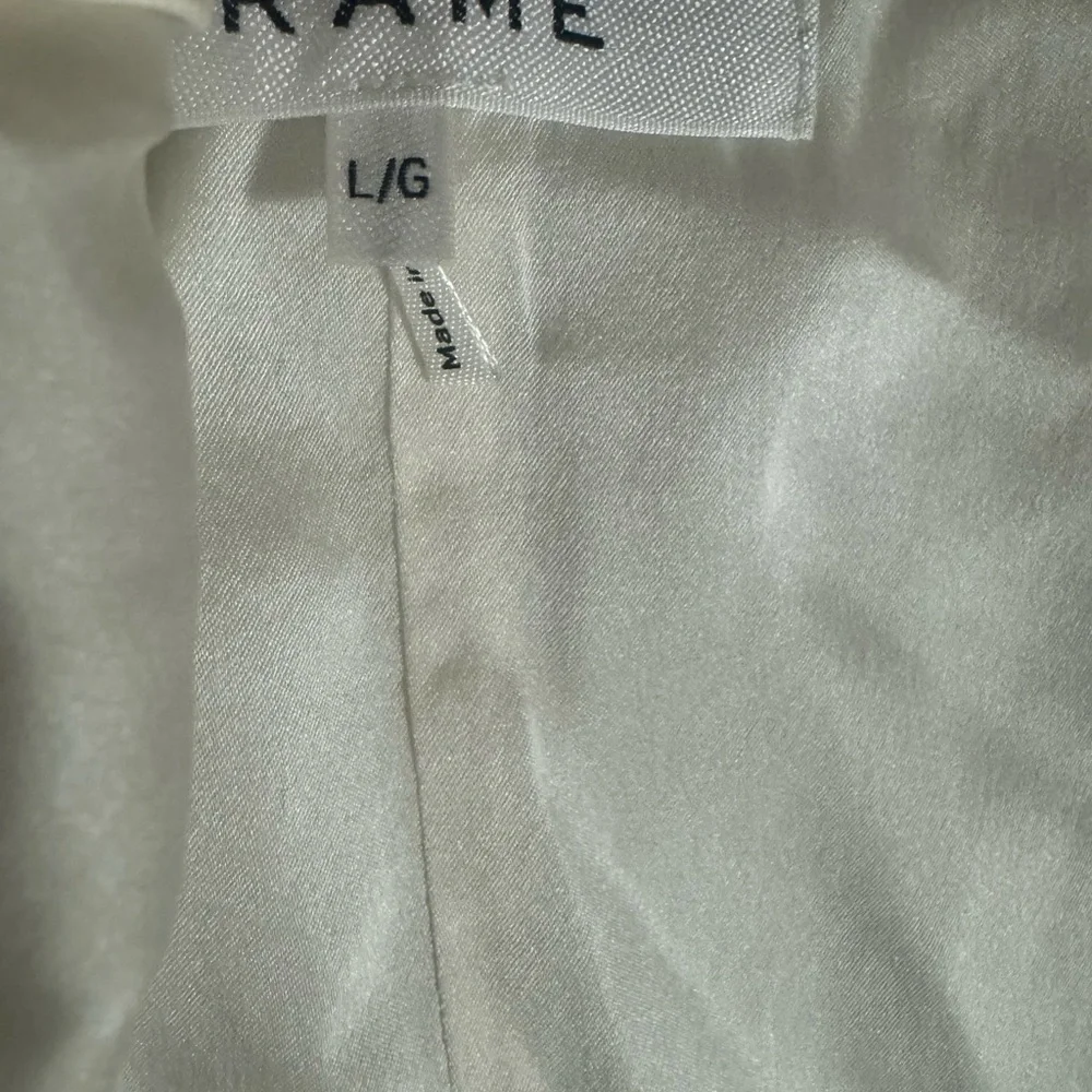 FRAME DENIM
SHIRRED FLOUNCE TOP - OFF WHITE
$369.00 size L - Picture 8 of 9